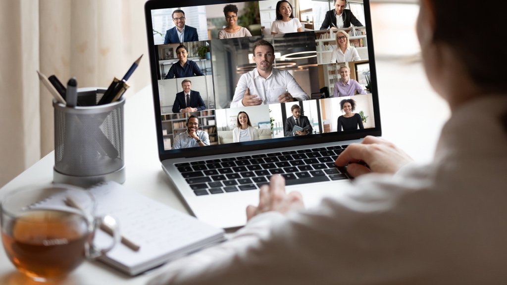 Entdecken Sie, wie Hybridarbeit die Zukunft prägt: Erfahren Sie mehr im Blog. Übergang von Krisenmanagement zur bequemen Hybridarbeit.