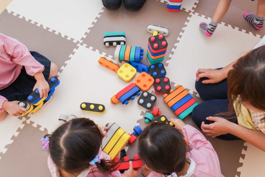 Tagesbetreuung zu Hause: Junge Köpfe fördern und Gemeinschaft aufbauen Starten Sie eine Tagesbetreuung von zu Hause aus: Sichere, nachhaltige Kinderbetreuungs-Lösungen