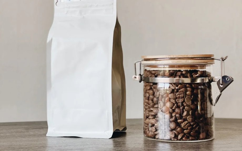 Brauen Sie Ihren Erfolg: Starten Sie Ihre eigene White-Label-Kaffeebohnenlinie Bohnen-Branding: Wie man kundenspezifische White-Label-Kaffeebohnen kreiert und verkauft