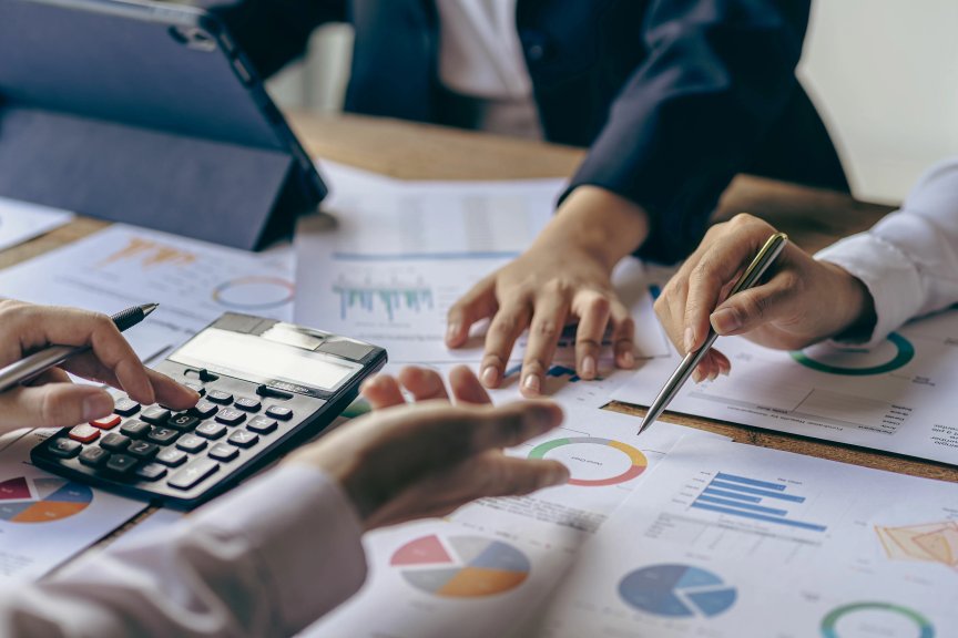 Unternehmer überprüft einen detaillierten Budgetplan in einem modernen Arbeitsbereich Illustration einer Cashflow-Strategie und effektiven Budgetverwaltung für ein neues Unternehmen