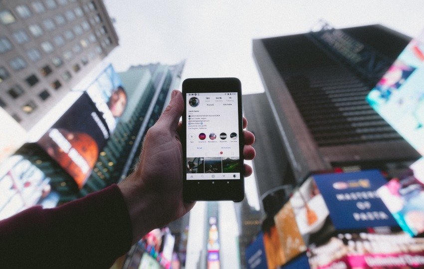 Unternehmer nutzt Social Media Marketing, um die Sichtbarkeit des Unternehmens zu steigern. Dynamische Inhaltsstrategie zur Steigerung der Markenbekanntheit und des Publikumsengagements.