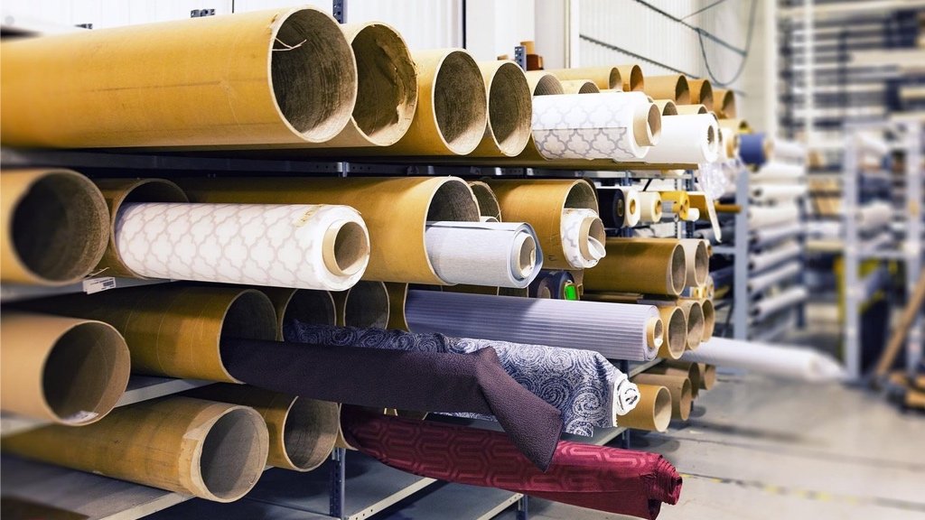 Nachhaltige Stoffe beschaffen und die richtige Produktionsmethode wählen Mode-Designer überprüfen Stoffrollen und Herstellungsoptionen