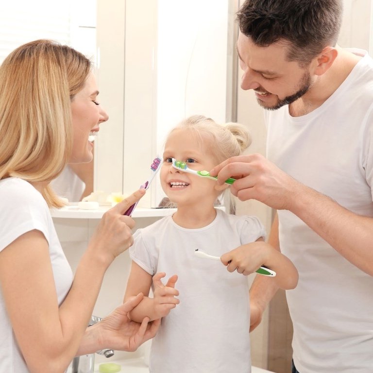 Natürliche Gesundheit für ihre Familie sicherstellen Eine fürsorgliche Mutter, die mit ihren Kindern lächelt, natürliche Gesundheit zeigend